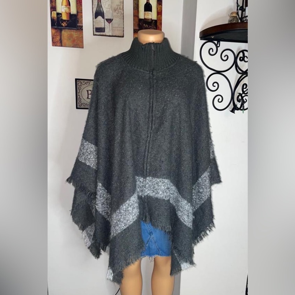 EUC Gray poncho Cape with zipper, great for chilly weather turtleneck ONE SIZE